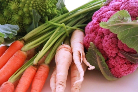 carote, radici, cavolo fucsia e romanesco