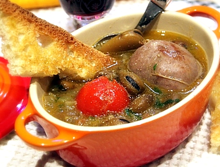 Verzini in zuppa di fave e bruschette all'aglio