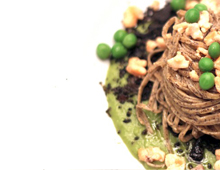 Tagliolini, trota salmonata, petit pois, fava di tonka e crostini al nero di seppia