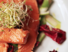 Salmone cotto alla giapponese con insalatina di germogli e asparagi